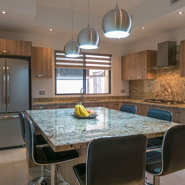 Proyectos diseño y fabricacion de cocina en melamina con cubierta de granito