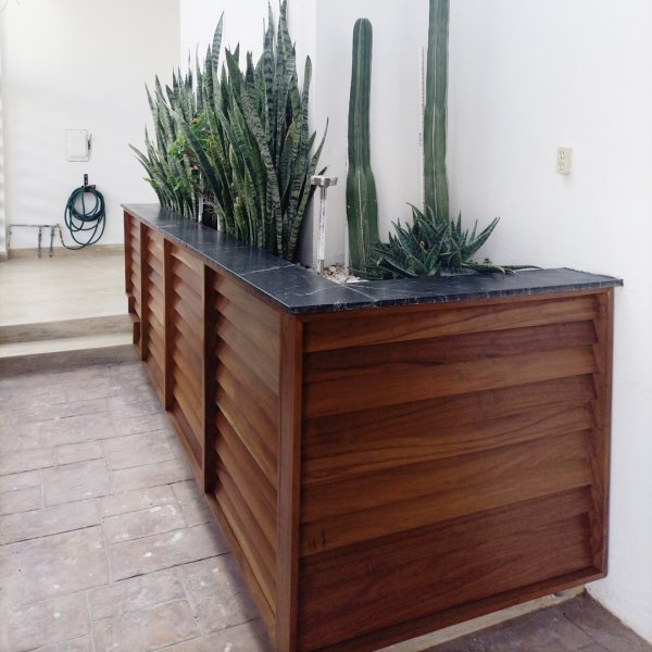 Proyectos jardinera en madera de parota con granito negro galaxy