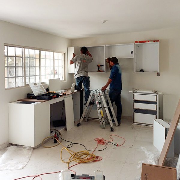 personas trabajando instalacion muebles de cocina