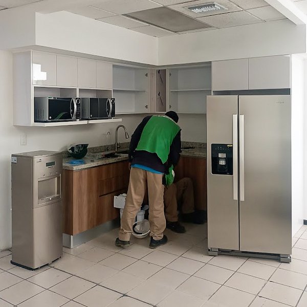 personas trabajando muebles de cocina